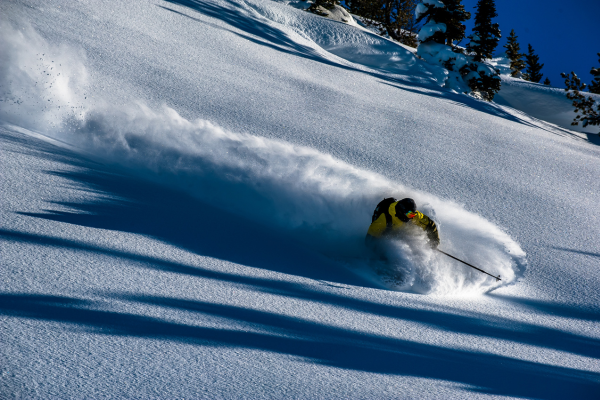 Man-skiing-on-mountain